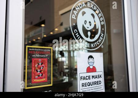 L'événement promotionnel de l'enveloppe rouge pour célébrer le nouvel an chinois est annoncé à l'entrée d'un restaurant Panda Express dans le nord-est... Banque D'Images