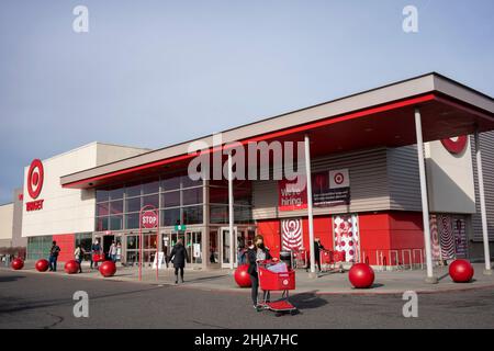 Les acheteurs masqués à l'extérieur d'un magasin Target dans le nord-est de Portland, Oregon, le vendredi 14 janvier 2022,Pendant le pompage de la variante Omicron. Banque D'Images