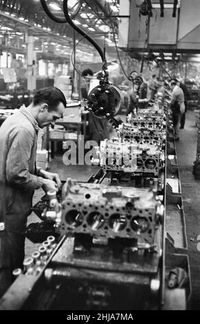 Scènes générales à l'intérieur de l'usine de Ford à Dagenham, Essex, montrant des voitures sur la chaîne de production.24th janvier 1964. Banque D'Images