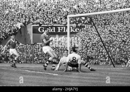 Match international de la République d'Irlande contre l'Angleterre à Dalymount Park, Dublin.Jimmy Greaves marque le troisième but pour l'Angleterre sous un angle aigu après Dwyer et Cantwell.21st mai 1964. Banque D'Images