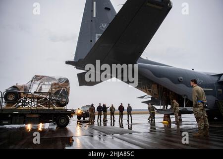 Des aviateurs de la US Air Force, du groupe de sauvetage 347th, chargent un véhicule côte à côte sur un HC-130J combat King II à la base aérienne Moody, en Géorgie, le 20 janvier 2022.Le véhicule a été déposé par l'arrière d'un HC-130J combat King II à 1 250 pieds au-dessus du sol.(É.-U.Photo de la Force aérienne par le Sgt.Daryl Knee) Banque D'Images