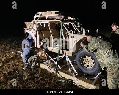 Les aviateurs de la US Air Force affectés au groupe de sauvetage 347th inspectent un véhicule à bord après qu'il atterrit à la base aérienne Moody, en Géorgie, le 20 janvier 2022.Il serait nécessaire de faire descendre le véhicule par l’arrière d’un HC-130J lorsque des menaces radar sont présentes, que des avions ennemis se trouvent dans la zone ou que le terrain ne permet pas l’insertion d’hélicoptères.(Photo de courtoisie de la Force aérienne des États-Unis) Banque D'Images