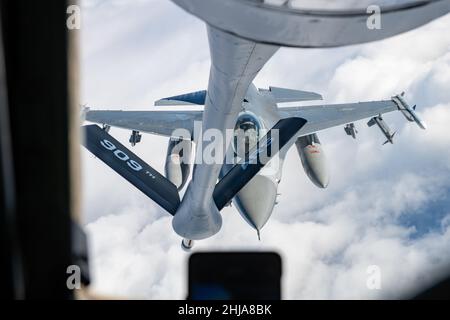 Un faucon de combat F-16 de la Force aérienne des États-Unis affecté à l'escadron de chasse 14th de la base aérienne de Misawa s'approche d'un 909th escadron de ravitaillement aérien KC-135 Stratotanker pour recevoir du carburant pendant l'exercice PACIFIC WEASEL (PAC WEASEL) au-dessus de l'océan Pacifique le 21 janvier 2022.Le but de PAC WEASEL est d'améliorer les capacités défensives des forces américaines du Japon et des alliés japonais.Les 909th avions de chasse ravitaillés de l’ARS durant l’exercice, soutenant l’engagement des États-Unis à défendre une région libre et ouverte de l’Indo-Pacifique.(É.-U.Photo de la Force aérienne par Airman 1st classe Cesar J. Navarro) Banque D'Images