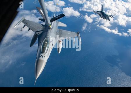 Deux faucons de combat F-16 de la Force aérienne des États-Unis affectés à l'escadron 14th de chasseurs de la base aérienne de Misawa reçoivent à tour de rôle du carburant d'un escadron 909th de ravitaillement aérien KC-135 Stratotanker pendant l'exercice PACIFIC WEASEL (PAC WEASEL) au-dessus de l'océan Pacifique le 21 janvier 2022.Le but de PAC WEASEL est d'améliorer les capacités défensives des forces américaines du Japon et des alliés japonais.Les 909th avions de chasse ravitaillés de l’ARS durant l’exercice, soutenant l’engagement des États-Unis à défendre une région libre et ouverte de l’Indo-Pacifique.(É.-U.Photo de la Force aérienne par Airman 1st classe Cesar J. Navarro) Banque D'Images