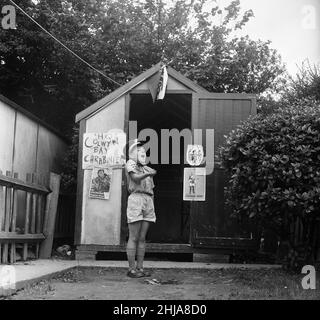 David Kilgour, 8 ans, veut être un soldat vu chez lui à Mochdre, dans la baie de Colwyn, avec les membres réguliers de son armée.22nd juin 1963. Banque D'Images