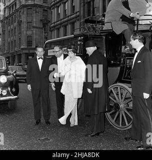 La première du film « What a Way to Go! »Tenu au Carlton Cinema, Haymarket.Star du film, Shirley MacLaine est photographiée avec une robe « longue » et près de £50 000 valeur de bijoux.1st juillet 1964. Banque D'Images