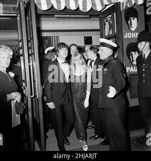 The Beatles Une première de film royal de nuit de Hard Day au London Pavilion Theatre de Piccadilly Circus, Londres, le 1964 juillet. Banque D'Images