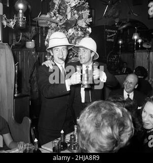 Les footballeurs Tottenham Hotspur Cliff Jones et Jimmy Greaves s'amusent à une fête organisée par un homme d'affaires du West End pour célébrer leur victoire sur Manchester United.6th janvier 1964. Banque D'Images