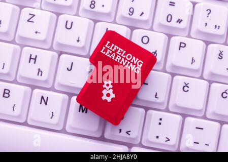 Légende du texte présentant l'éducation et la formation tout au long de la viePhoto conceptuelle recherche de connaissances pour des raisons personnelles ou professionnelles montage et publication en ligne Banque D'Images