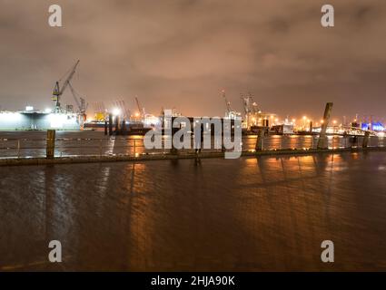 Hambourg, Allemagne.27th janvier 2022.Le marché aux poissons du port est partiellement sous l'eau tard dans la soirée pendant la haute eau de l'Elbe.La montée d'orage annoncée sur la côte allemande de la mer du Nord a été maintenue dans des limites pendant la marée haute jeudi soir et n'a pas provoqué de surprises.Une porte-parole de l'Agence fédérale maritime et hydrographique (BSH) a déclaré que les niveaux maximaux seraient, dans certains cas, « aussi un peu plus bas » que prévu.Credit: Daniel Bockwoldt/dpa/Alay Live News Banque D'Images