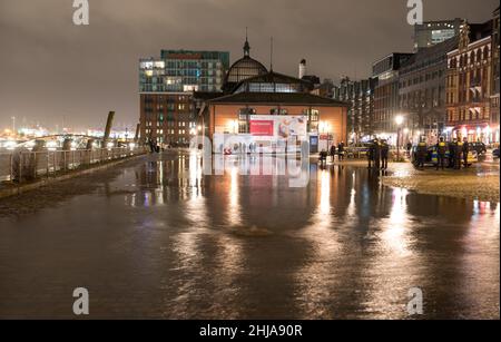 Hambourg, Allemagne.27th janvier 2022.Le marché aux poissons avec la salle de vente aux enchères de poissons est partiellement sous l'eau tard dans la soirée pendant la haute eau de l'Elbe.La montée d'orage annoncée sur la côte allemande de la mer du Nord a été maintenue dans des limites pendant la marée haute jeudi soir et n'a pas provoqué de surprises.Un porte-parole de l'Agence fédérale maritime et hydrographique (BSH) a déclaré que les niveaux maximaux seraient en partie «assez probablement aussi un peu plus bas» que prévu.Credit: Daniel Bockwoldt/dpa/Alay Live News Banque D'Images