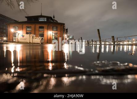 Hambourg, Allemagne.27th janvier 2022.Le marché aux poissons avec la salle de vente aux enchères de poissons est partiellement sous l'eau tard dans la soirée pendant la haute eau de l'Elbe.La montée d'orage annoncée sur la côte allemande de la mer du Nord a été maintenue dans des limites pendant la marée haute jeudi soir et n'a pas provoqué de surprises.Un porte-parole de l'Agence fédérale maritime et hydrographique (BSH) a déclaré que les niveaux maximaux seraient en partie «assez probablement aussi un peu plus bas» que prévu.Credit: Daniel Bockwoldt/dpa/Alay Live News Banque D'Images