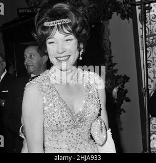 La première du film « What a Way to Go! »Tenu au Carlton Cinema, Haymarket.Star du film, Shirley MacLaine est photographiée avec une robe « longue » et près de £50 000 valeur de bijoux.1st juillet 1964. Banque D'Images