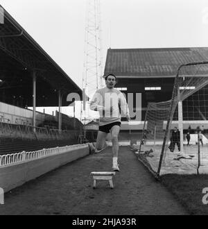 Alan Gilzean, Spurs, nouvelle signature de Dundee, au coût de 72 500 livres, à White Hart Lane, pour s'entraîner avant le match contre Everton, quand il fera ses débuts, photographié le vendredi 18th décembre 1964. Banque D'Images