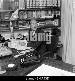 Stirling Moss, pilote de course ACE, est maintenant Stirling Moss Limited, dans son bureau/domicile de trois étages dans le West End de Londres.Soleil bronzé et portant seulement les moindres marques de son récent accident, photographié dans son bureau.Londres, Angleterre.12th septembre 1962. Banque D'Images