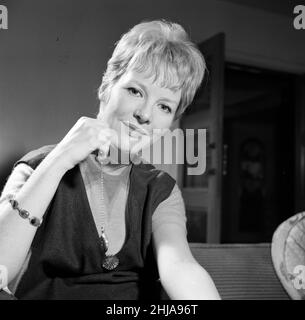 Petula Clark à l'hôtel Westbury de Londres, février 1963.Elle est à Londres pour enregistrer pour PYE Records, et en mai et juin 1963 elle sera tournée de différents clubs et casinos en France.Photo prise le 13th février 1963 Banque D'Images