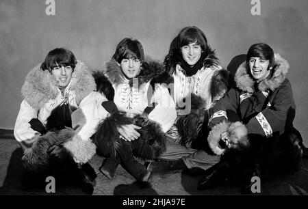 « Another Beatles Christmas Show », au Hammersmith Odeon, Londres, 23rd décembre 1964.Les Beatles posent pour une prise de vue de groupe portant des tenues esquimaux *** Légende locale *** L-R George Harrison Paul McCartney John Lennon et Ringo Starr Banque D'Images