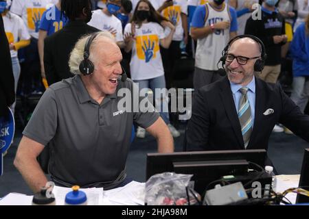 Analyste ESPN Bill Walton (à gauche) et présentateur play-by-play Dave Pasch lors d'un match de basket-ball universitaire NCAA entre les Bruins de l'UCLA et les Wildcats de l'Arizona, mardi 25 janvier 2022, à Los Angeles. L'UCLA bat l'Arizona 75-59. Banque D'Images