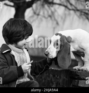 Caroline Williams, de Northwood Hills, âgée de cinq ans, et Pennybasset, un chiot de Benet Hound, âgé de cinq mois.21st février 1964. Banque D'Images