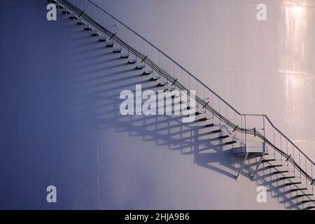 Escalier du réservoir de stockage de gaz naturel liquéfié (GNL) Banque D'Images