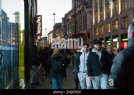 Londres, Royaume-Uni.27th janvier 2022.Les acheteurs d'Oxford Street le jour où l'Angleterre est revenue à Plan A Covid mesures.Il n'est plus obligatoire de porter un masque à l'intérieur des magasins, mais beaucoup de gens le sont encore et des garder dans la rue aussi.Credit: Anna Watson/Alay Live News Banque D'Images