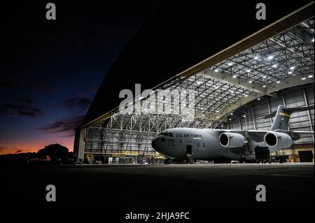 Un C-17 Globemaster III se trouve dans le hangar 34 à la base conjointe Pearl Habor-Hickam, Hawaii, le 25 janvier 2022.L'aéronef cargo est affecté au 535th Escadron de transport aérien, qui effectue plus de 3 200 heures de vol par année pour soutenir un Indo-Pacific libre et ouvert.(É.-U.Photo de la Force aérienne par le sergent d'état-major.Alan Ricker) Banque D'Images