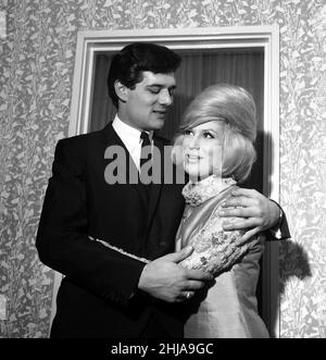 Chanteuse Dusty Springfieldrevue ici avec la star pop Eden Kane dans son dressing à Croydon juste après qu'ils aient annoncé qu'ils étaient plus que de bons amis.23rd février 1964 Banque D'Images