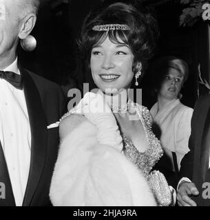 La première du film « What a Way to Go! »Tenu au Carlton Cinema, Haymarket.Star du film, Shirley MacLaine est photographiée avec une robe « longue » et près de £50 000 valeur de bijoux.1st juillet 1964. Banque D'Images