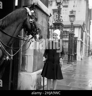 Lorsque Dorothy Provine, « rose », est arrivée à Londres aujourd'hui, elle voulait voir la ville et faire du caoutchouc à la découverte des sites célèbres.22nd mai 1962. Banque D'Images