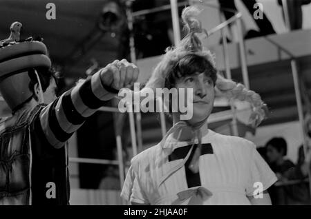 John Lennon, des Beatles, qui répète pour le tournage de « Around the Beatles » autour des Beatles, a été une émission télévisée spéciale de 1964 présentant les Beatles, réalisée par Jack Good pour ITV/Rediffusion London photo prise le 21st avril 1964 Banque D'Images