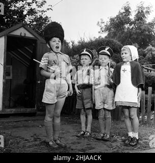 David Kilgour, 8 ans, veut être un soldat vu chez lui à Mochdre, dans la baie de Colwyn, avec les membres réguliers de son armée.Il s'agit de son frère Richard Kilgour, 5 ans, Howard Griffiths, 6 ans et Sandra Edwards, 5 ans.22nd juin 1963. Banque D'Images