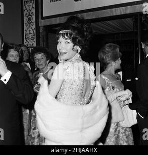 La première du film « What a Way to Go! »Tenu au Carlton Cinema, Haymarket.Star du film, Shirley MacLaine est photographiée avec une robe « longue » et près de £50 000 valeur de bijoux.1st juillet 1964. Banque D'Images