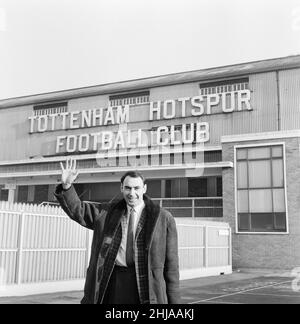 Alan Gilzean, Spurs, nouvelle signature de Dundee, au coût de 72 500 livres, à White Hart Lane, pour s'entraîner avant le match contre Everton, quand il fera ses débuts, photographié le vendredi 18th décembre 1964. Banque D'Images