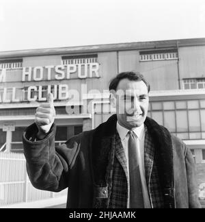 Alan Gilzean, Spurs, nouvelle signature de Dundee, au coût de 72 500 livres, à White Hart Lane, pour s'entraîner avant le match contre Everton, quand il fera ses débuts, photographié le vendredi 18th décembre 1964. Banque D'Images