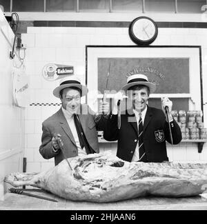 Tottenham Hotspur et le footballeur du pays de Galles Cliff Jones, invitent leurs coéquipiers à Arnos Grove à Londres, où il a ouvert une deuxième boutique de bouchers.sculpter un côté de bœuf dans leur chapeau de boucher est de gauche à droite: Jimmy Greaves et Cliff Jones.17th septembre 1964. Banque D'Images