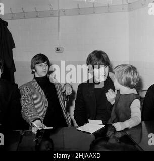 The BeatlesThe Beatles Backstage aux Beatles au Bradford Gaumont, 9th octobre 1964, en photo avec la jeune fan Karen Spence de Pudsey Yworks.Ringo Starr John Lennon Banque D'Images