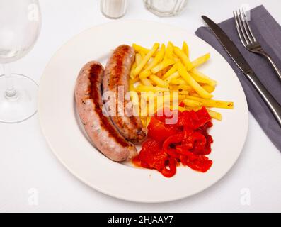 Délicieuses saucisses et pommes de terre frites avec poivrons Banque D'Images