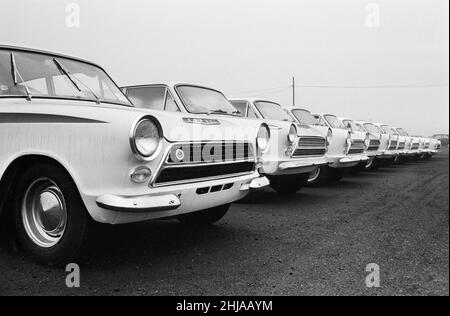 Scènes à l'usine automobile de Ford à Dagenham, Essex montrant des voitures garées à l'extérieur de l'usine après être venu de la ligne de production.The Mark 1 Cortina.24th janvier 1964. Banque D'Images