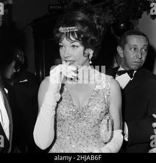 La première du film « What a Way to Go! »Tenu au Carlton Cinema, Haymarket.Star du film, Shirley MacLaine est photographiée avec une robe « longue » et près de £50 000 valeur de bijoux.1st juillet 1964. Banque D'Images