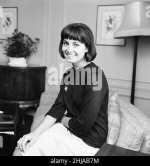 Rosanna Schiaffino, actrice italienne, au Royaume-Uni à la vedette dans le nouveau film, The long Ships, photographié dans sa suite à l'hôtel Dorchester, Londres, lundi 7th octobre 1963. Banque D'Images