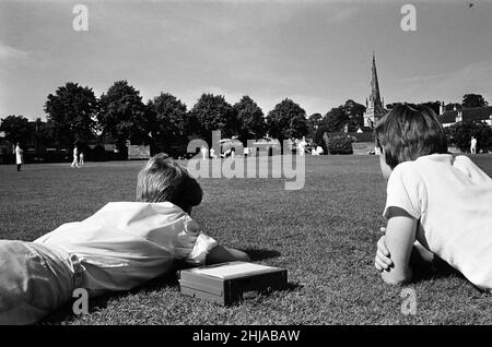 Un match de cricket a lieu dans le village de Wombourne, dans le Staffordshire, en Angleterre.28th juillet 1963. Banque D'Images