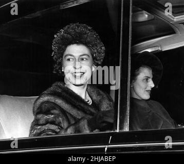 La reine Elizabeth II, à Merseyside, ouvre l'entrée de la rivière Langton au système d'amarrage de Langton.Une photo frappante de la Reine alors qu'elle quitte l'hôtel de ville pour Lime Street Station.Décembre 1962. Banque D'Images