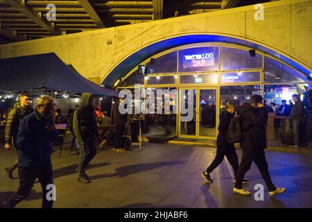 Londres, Royaume-Uni, 27 janvier 2022 :Les buveurs au Waterloo Tap pub le jour où l'Angleterre a déménagé à Plan A. ces buveurs du début de la soirée auraient pu récemment retourner au travail dans les bureaux, car le nombre de passagers a augmenté cette semaine, le gouvernement ayant assoupli la réglementation sur les masques faciaux et encouragé les gens à cesser de travailler de chez eux.Anna Watson/Alay Live News Banque D'Images