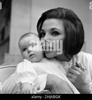 Joan Collins en photo avec sa fille de quatre mois Tara Newley.Ils sont venus à Londres pour voir la famille.Ici ils sont aujourd'hui après que maman a été dans les studios de cinéma et le bébé Tara se réveilla après son sommeil.20th février 1964. Banque D'Images