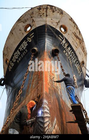 Dhaka, Bangladesh.27th janvier 2022.Les ouvriers du chantier naval ont vu travailler sur un navire le long de la rive du fleuve Buriganga.L'industrie de la construction navale au Bangladesh est en pleine croissance, mais les conditions de travail sont souvent très dangereuses et les travailleurs ne sont pas équipés de gardes de sécurité qui entraînent des accidents.(Image de crédit : © MD Manik/SOPA Images via ZUMA Press Wire) Banque D'Images