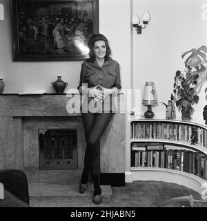 Samantha Eggar, actrice britannique, est interviewé par Donald Zec, journaliste de Daily Mirror, à son appartement à Londres, le lundi 11th novembre 1963. Banque D'Images