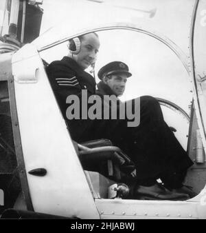 L'hélicoptère patrouille sur l'autoroute.Le Sgt G Williams du Cheshire Constabulary, utilisant la radio dans un hélicoptère qui a commencé à patrouiller le long des 86 milles de l'autoroute M6, dans le cadre d'une expérience parrainée par le Home Office en collaboration avec les forces de police du comté de Staffordshire, Cheshire et Lancashire.9th mars 1964 Banque D'Images