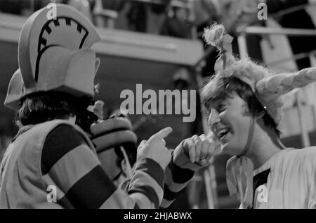 John Lennon, des Beatles, qui répète pour le tournage de « Around the Beatles » autour des Beatles, a été une émission télévisée spéciale de 1964 présentant les Beatles, réalisée par Jack Good pour ITV/Rediffusion London photo prise le 21st avril 1964 Banque D'Images