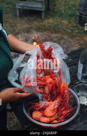 préparer des crevettes fraîches à l'extérieur pendant le camping Banque D'Images