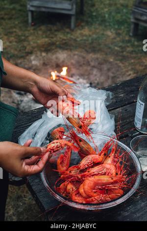 préparer des crevettes fraîches à l'extérieur pendant le camping Banque D'Images